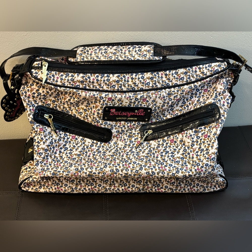 Betsey Johnson Floral Travel Bag 👝🎀 Betseyville